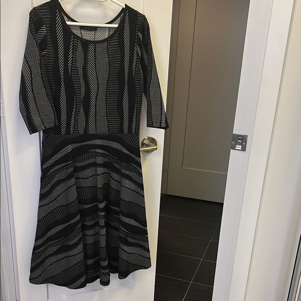 Nadya Toto elegant Black-White Patterned Garment dress three-quarter sleeves